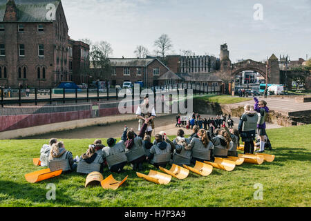 Chester, UK. 26. Januar 2016. Schülerinnen und Schüler sitzen im römischen Amphitheater in Chester, Hände, angehoben, um eine Frage zu beantworten. Stockfoto