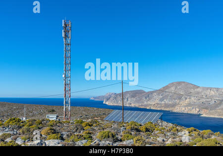 Mobiler Mast-Zelle Telefon Mast mit blauem Himmel und Meer Stockfoto