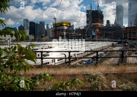 New York u-Bahn-Züge auf der MTA Stockyards, gesehen vom Highline park Stockfoto