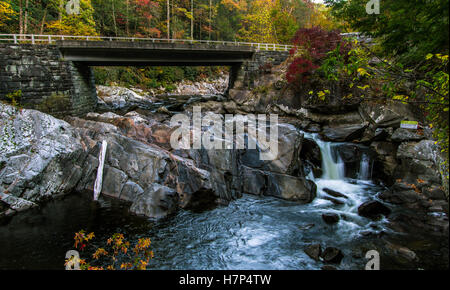 Great Smoky Mountains Road Trip. Brücke über den am Straßenrand Wannen Wasserfall auf Little River Road in den Great Smoky Mountains. Stockfoto