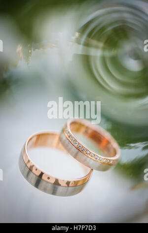 Details der Hochzeit Tag - zwei schöne goldene Hochzeit Ringe wartet auf den moment Stockfoto