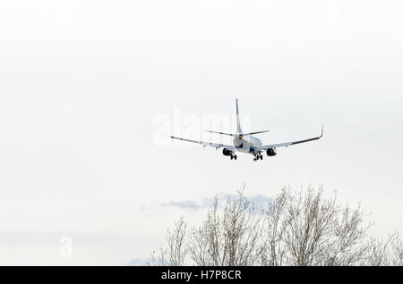 Flugzeug Boeing 737 der Ryanair Airline low-Cost, Landung im Flughafen Madrid-Barajas (Adolfo Suarez) (Spanien) Stockfoto
