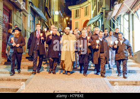 Lugano, Schweiz - 17 Novembre 2015: Gruppe von Menschen während der interreligiösen Prozession gegen den Terrorismus in den Straßen von Lug Stockfoto