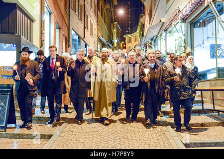 Lugano, Schweiz - 17 Novembre 2015: Gruppe von Menschen während der interreligiösen Prozession gegen den Terrorismus in den Straßen von Lug Stockfoto