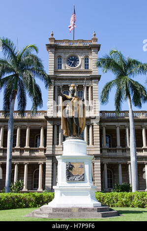 Die Statue von König Kamehameha vor Aliiolani Hale, Zuhause am State Supreme Court (Honolulu). Stockfoto