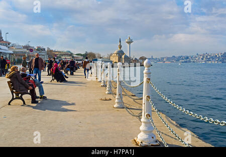 Üsküdar Uferstraße, befindet sich auf dem asiatischen Ufer des Bosporus und es ist beliebter Ort bei Touristen und einheimischen Stockfoto