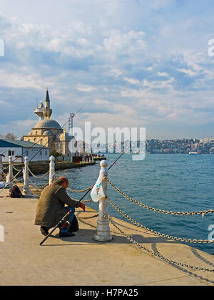 Das Angeln von Üsküdar Uferstraße, befindet sich auf dem asiatischen Ufer des Bosporus ist das populärste Zeit verbringen Stockfoto