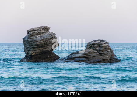 Zwei Felsen im Meer isoliert Stockfoto