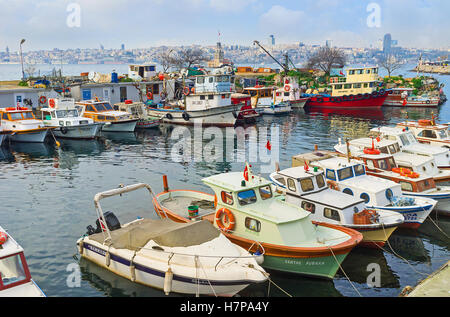 Die alten Fischerboote im Hafen in Üsküdar Bezirk mit den Jungfernturm auf dem Hintergrund Stockfoto
