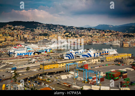 Alten Hafen Porto Vecchio, Kreuzfahrten und Panoramablick auf den Hafen und die Stadt. Genua. Mittelmeer. Ligurien, Italien Europa Stockfoto