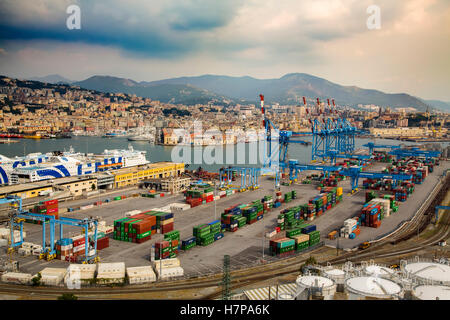 Alten Hafen Porto Vecchio, Kreuzfahrten und Panoramablick auf den Hafen und die Stadt. Genua. Mittelmeer. Ligurien, Italien Europa Stockfoto