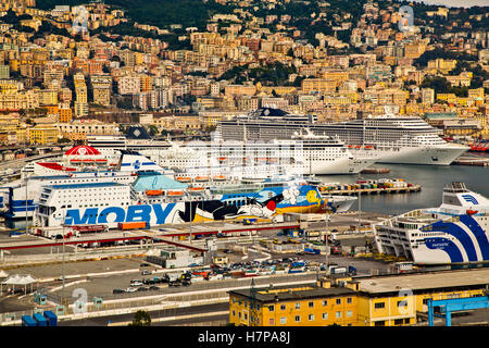 Alten Hafen Porto Vecchio, Kreuzfahrten und Panoramablick auf den Hafen und die Stadt. Genua. Mittelmeer. Ligurien, Italien Europa Stockfoto