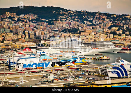 Alten Hafen Porto Vecchio, Kreuzfahrten und Panoramablick auf den Hafen und die Stadt. Genua. Mittelmeer. Ligurien, Italien Europa Stockfoto