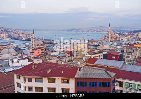 Die leichten Dunst über das Goldene Horn-Bucht und der letzte Sonnenuntergang Strahlen auf die Moscheen und die Dächer des Fatih Bezirkes, Istanbul, Türkei. Stockfoto