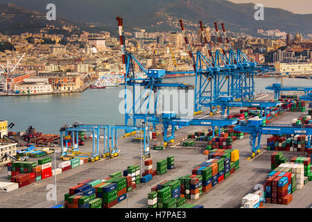 Alten Hafen Porto Vecchio, Panoramablick auf den Hafen und die Stadt. Genua. Mittelmeer. Ligurien, Italien Europa Stockfoto