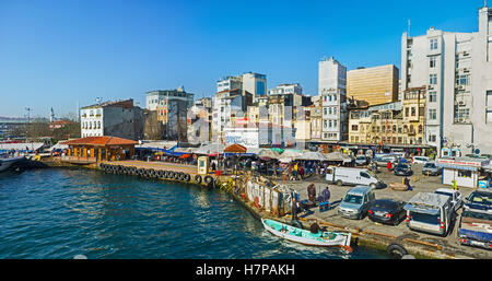 Die Lieferanten bringen Fisch in Autos und Boote jeden Morgen an den zentralen Fischmarkt befindet sich an der Basis der Galata-Brücke Stockfoto