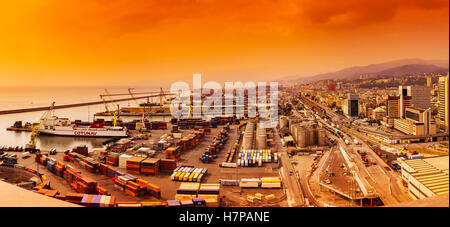 Alten Hafen Porto Vecchio, Panoramablick auf den Hafen und die Stadt. Genua. Mittelmeer. Ligurien, Italien Europa Stockfoto