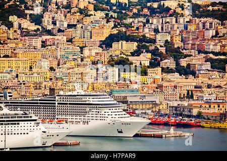 Alten Hafen Porto Vecchio, Kreuzfahrten und Panoramablick auf den Hafen und die Stadt. Genua. Mittelmeer. Ligurien, Italien Europa Stockfoto