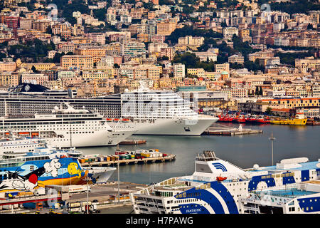 Alten Hafen Porto Vecchio, Kreuzfahrten und Panoramablick auf den Hafen und die Stadt. Genua. Mittelmeer. Ligurien, Italien Europa Stockfoto