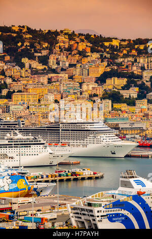 Alten Hafen Porto Vecchio, Kreuzfahrten und Panoramablick auf den Hafen und die Stadt. Genua. Mittelmeer. Ligurien, Italien Europa Stockfoto