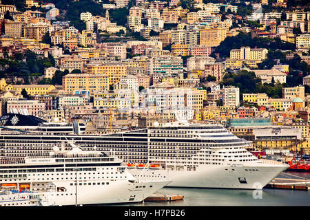 Alten Hafen Porto Vecchio, Kreuzfahrten und Panoramablick auf den Hafen und die Stadt. Genua. Mittelmeer. Ligurien, Italien Europa Stockfoto