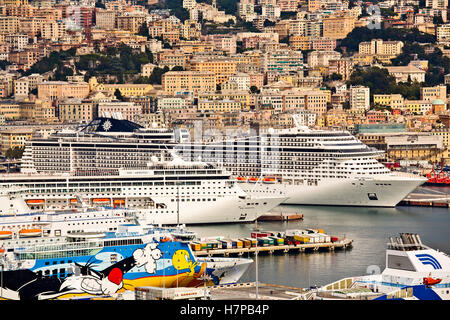 Alten Hafen Porto Vecchio, Kreuzfahrten und Panoramablick auf den Hafen und die Stadt. Genua. Mittelmeer. Ligurien, Italien Europa Stockfoto