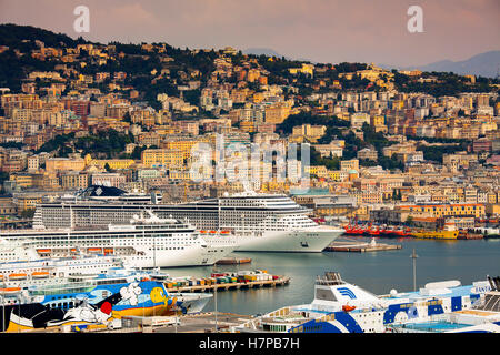 Alten Hafen Porto Vecchio, Kreuzfahrten und Panoramablick auf den Hafen und die Stadt. Genua. Mittelmeer. Ligurien, Italien Europa Stockfoto