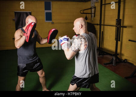 Boxer üben Boxen im Fitness-studio Stockfoto