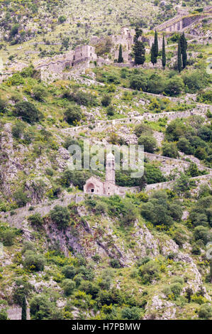 Our Lady of Health und Johanniter Festung auf dem Hügel in Kotor, Montenegro Stockfoto