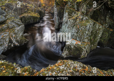 Felsen der Schlucht der Einsamkeit auf der North Esk River in Glen ESK Stockfoto