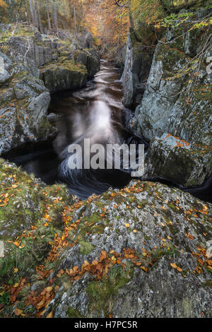 Felsen der Schlucht der Einsamkeit auf der North Esk River in Glen ESK Stockfoto