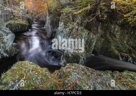 Felsen der Schlucht der Einsamkeit auf der North Esk River in Glen ESK Stockfoto