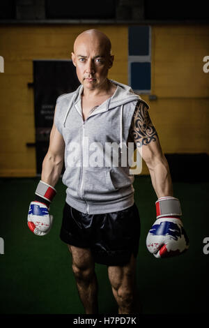 Porträt von zuversichtlich thai-boxer Stockfoto