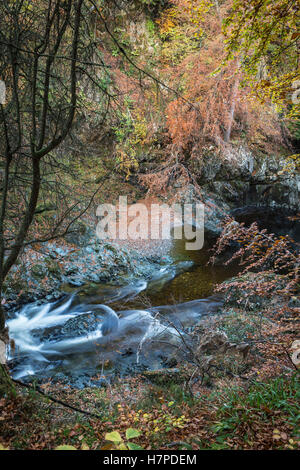 Felsen der Schlucht der Einsamkeit auf der North Esk River in Glen ESK Stockfoto