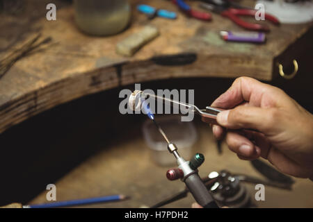 Händen der Handwerkerin mit Lötlampe Stockfoto