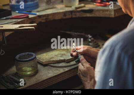 Handwerkerin Beleuchtung Lötlampe Stockfoto