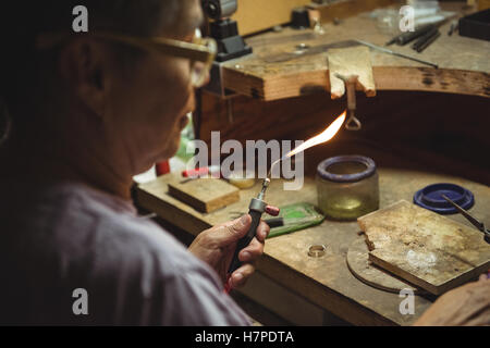 Handwerkerin mit Lötlampe Stockfoto