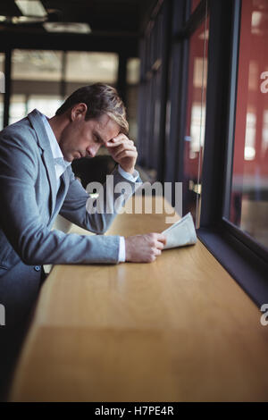 Geschäftsmann lesen Zeitung im café Stockfoto