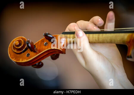 Nahaufnahme von Musikinstrument, gespielt von jungen Menschen Stockfoto