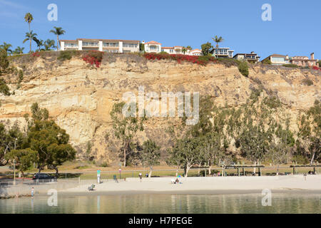 Dana Point Harbor Beach mit Häuser auf den Klippen oben. Stockfoto