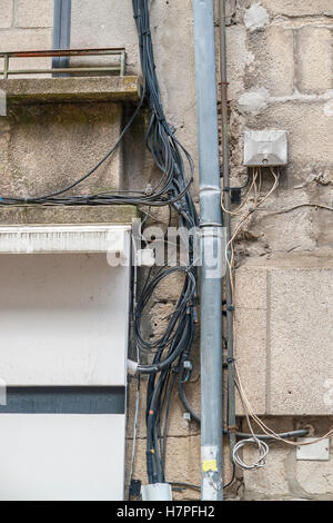Detail der Fassade des Hauses mit Verkabelung, gesehen in der Bretagne, Frankreich Stockfoto