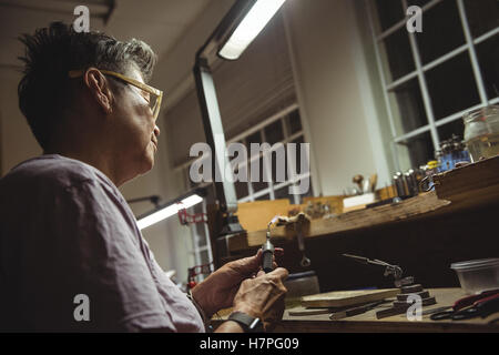 Handwerkerin Lötlampe halten Stockfoto