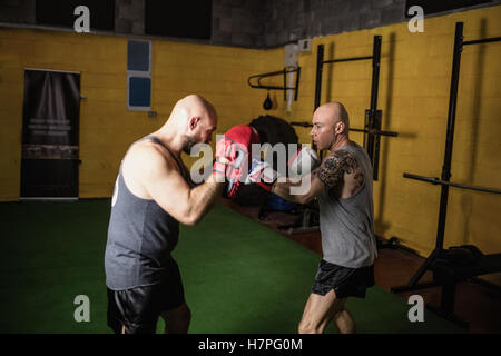 Boxer üben Boxen im Fitness-studio Stockfoto