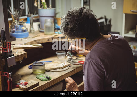 Handwerkerin mit Lötlampe Stockfoto