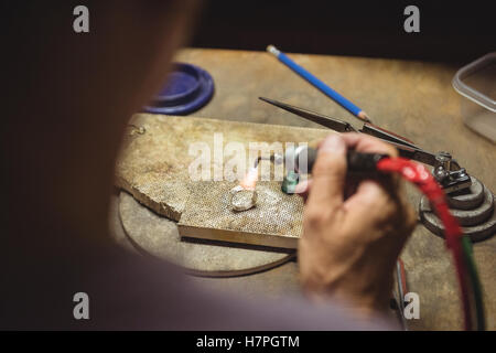 Handwerkerin mit Lötlampe Stockfoto