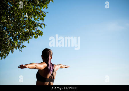 Frau, die Durchführung von Yoga im Garten Stockfoto