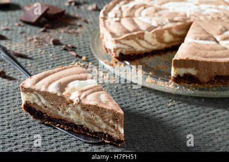 Schokolade Eis Kuchen Zebra auf grauem Stein Hintergrund. Tiefenschärfe, close-up. Stockfoto