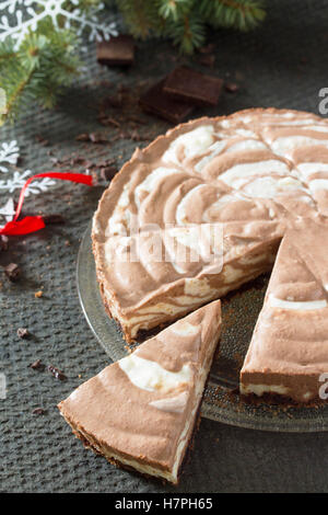 Schokolade Eis Kuchen Zebra auf dunklem Stein. Weihnachtsbaum und Dekoration. Stockfoto