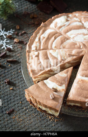 Schokolade Eis Kuchen Zebra auf dunklem Stein. Weihnachtsbaum und Dekoration. Stockfoto