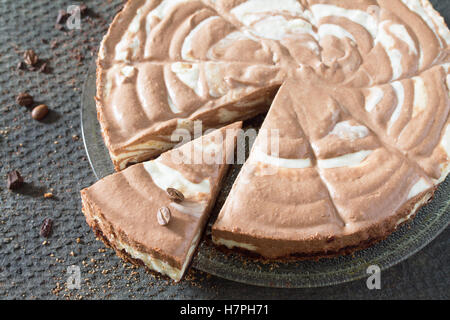 Schokolade Eis Kuchen Zebra auf grauem Stein Hintergrund. Tiefenschärfe, close-up. Stockfoto